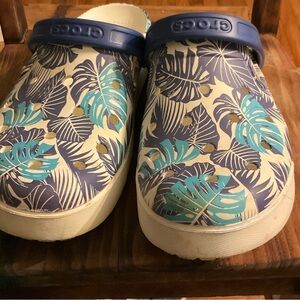 Crocs Womens Blue Leaf Print Clogs W11 M9